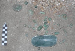 Рис. 102. Жадеитовая палетка из погребения 1 из Южного акрополя Накума (по Zralka, 2006).
