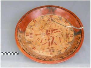 Рис. 103. Полихромная тарелка с «Танцором из Тикаля» из погребения 1 из Южного акрополя Накума (Zralka, 2006).