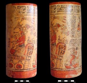 Рис. 109. Полихромная цилиндрическая ваза из погребения 193 из жилой группы 26 Сакуля (по Laporte, Mejia, 2006).