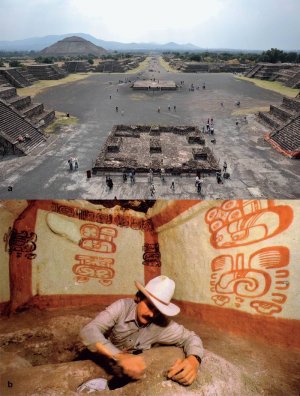 Рисунок 8. a) «Строение алтарей» у подножия пирамиды Луны, Теотиуакан (фотография Кристофа Хелмке); b) Внутренняя часть Гробницы 2, Рио-Асуль, Гватемала. Отметим иероглифы на стенах, указывающие на стороны света, а также в углах, что указывают на деление пополам сторон света (фотография George Mobly © National Geographic Society).