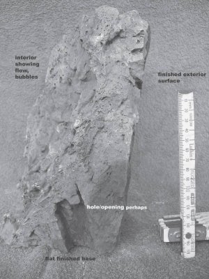 Рис. 4.6a. Фрагмент печи для плавки из Строения 373. Показано, где происходила сама плавка, что выразилось в формировании пузырей в плотноспекшейся глине и шлаке.