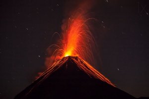 Извержение Вулкана Огня в Гватемале.