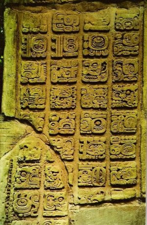Стела 8 из Дос-Пиласа, фрагмент текста. Фото с сайта «Месоамерика глазами русских первопроходцев»