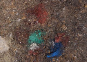 В захоронении были распылены разноцветные минералы: красная киноварь, зелёный малахит, тёмно-коричневый гематит, блестящий чёрный магнетит, белый кальцит и синий азурит. Некоторые из них связаны с металлургией. Фото: ж-л Archaeology