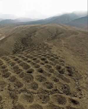 Пояс ям представляет собой линию углублений в земле, длиной около 1,5 километров. Фотография, сделанная в наши дни при помощи дрона