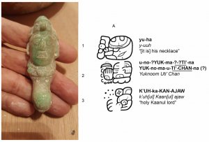 Жадеитовая подвеска из погребения в «Сооружении D», принадлежавшая «Священному Канульскому Владыке» Йукноом-Ти’-Чану. Фото Ф. Эстрада-Белли. Иероглифическая надпись на жадеитовой подвеске. Транскрипция, транслитерация и перевод текста А. Токовинина