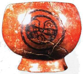 Полированный красный кубок с бабочкой из которого, вероятно, потребляли какао-напиток. 1350-1520 гг. Захоронение в Коатетелько. (Источник: Smith et al. 2003, p. 259)