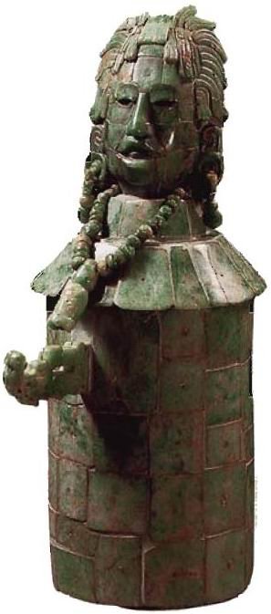 Жадеитовая мозаичная ваза для какао, найденная в царском «Погребении 196» в Тикале. Портрет на ее крышке, возможно, является изображением умершего владыки в облике бога кукурузы
