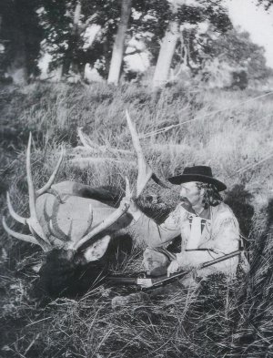 Кастер с убитым им  лосем, 1873 г.