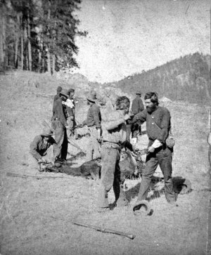 Солдаты Крука, дерущиеся из-за куска лошадиного  мяса. Черные Холмы. Август 1876 г.