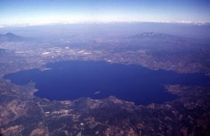 3.	Кратерне озеро Ілопанго, що виникло внаслідок заповнення водою кальдери вулкана. Близько 535 року виверження Ілопанго знищило Чальчуапу й інші осередки цивілізації у Західному та Центральному Сальвадорі