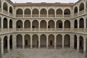 Внутренний двор коллегиума Санта-Крус в Вальядолиде, места проведения диспута между Лас-Касасом и Сепульведой. Современная фотография.