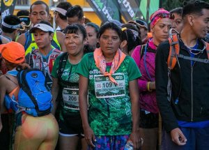 Мария Лорена Рамирес, 22-летняя представительница мексиканского индейского племени тараумара, выиграла ультрамарафон, совершив забег на 50 км в юбке и сандалиях
