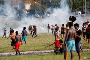 В Бразилии произошли столкновения полиции с протестующими против ущемления земельных прав индейцами. Фото: Reuters