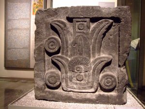 астекский камень с датой "3 тростник" (из Национально музея антропологии, Мехико)