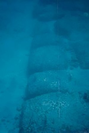на Северном Бимини было обнаружено семьсот метров аккуратно выложенных известняковых блоков, составляющих то, что сейчас называют «Дорогой Бимини»