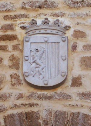 Герб Понсе де Леонов на стене замка Луна в Роте, Испания.