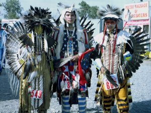 Танцоры традиционного стиля на паувау «Ярмарка кроу» в Монтане, США. 1992 г. Фото: Ю.В. Котенко
