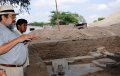 Археологи Вальтер Альва и Эдгар Бракамонте на месте раскопанного храма в уака Санта-Роса. Фото: Andina