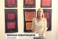 Милана Поварницина (ГТРК «Вятка») рассказывает о выставке "Молы кунов - лоскутное шитье индейцев Панамы". Изображение - кадр видео / gtrk-vyatka.ru