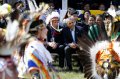 Барак Обама и глава резервации сиу Стэндинг-Рок Дэвид Арчамбот во время визита президента США к индейцам резервации 13 июня 2014 г. Архивное фото - Charles Rex Arbogast / AP Photo