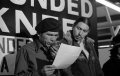 18 марта 1973 года. Лидер AIM Деннис Бэнкс (слева) зачитывает предложение правительства США. Рядом с ним стоит Картер Кэмп. Фото - Jim Mone / AP