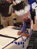 Вождь черноногих Earl Old Person подписывает соглашение. Возле г.Браунинг, Монтана (США), 23.09.2014. Фото - Amanda Hardy, Wildlife Conservation Society