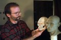 Судебный антрополог Джеймс Четтерс держит слепок черепа Кенневикского человека у реконструированной головы. Архивное фото 9 февраля 1998 г.: Andre Ranieri / Associated Press