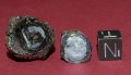 Найденные метеоритные бусины Хоупвеллской традиции (слева) в сравнении с эталоно 1 куб.см.