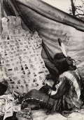 Сэм Убивает Дважды переносит летопись Большого Миссури на шкуру. Фотография Дж.Андерсона, агентство Роузбад, 1926 г.