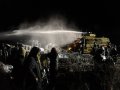 Протестующих против строительства трубопровода индейцев и сочувствующих разогнали водометами. Фото: Stephanie Keith/Reuters (20.11.2016)