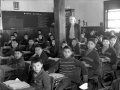 Надпись на доске: "Не лги". Школьники кри в Саскачеване, 1945 г.