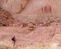 Геолог университета штата Юта Джоэль Педерсон смотрит на человекоподобные фигурки «Большой галереи» Хорсшу-Каньона. Штат Юта, США. Фото - Joel Pederson / Utah State University