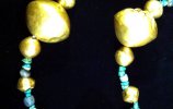 37. Ожерелье. Украшение является типичным примером обработки листового золота для изготовления ювелирных украшений. 37. Ожерелье. Культура Ламбайеке I. Золото, содалит, хризоколла. Длина 11,5 см. Поздний промежуточный период (900-1450 н.э.).