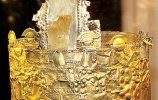 40. Головной убор (корона). Выполнена из листа золота. На ней изображены фигуры людей с поднятыми руками, полукруглыми головными уборами в виде шлема и серьгами в ушах. Фото - Ирина Дворкина 40. Головной убор (корона). Культура Ламбайеке I. Золото. 19,8 х 19,5 см. Поздний промежуточный период (900-1450 н.э.). Фото - Ирина Дворкина