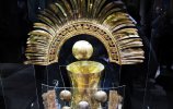 41. Корона. Под убором из перьев с золотым диском помещена корона, которая изготовлена из тонкого листа золота, загнутого и скрепленного скобами. Фото - Александра Сопова 41. Корона. Культура Ламбайеке I. Золото. 20,0 х 18,5 см. Поздний промежуточный период (900-1450 н.э.). Фото - Александра Сопова