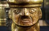 42. Бокал в виде мужской фигуры. Сосуд выполнен в виде фигуры человека с глазами миндалевидной формы и с серьгами в ушах; в руках он держит раковину спондилюса, наделенную сакральной символикой. Фото - Сергей Михеев 42. Бокал в виде мужской фигуры. Культура Ламбайеке I. Золото. Высота 25,6 см. Поздний промежуточный период (900-1450 н.э.). Фото - Сергей Михеев