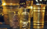 48. Бокал (справа). Простой сосуд без декора с плоским круглым дном и туловом в виде раструба. В верхней и нижней частях тулова сделаны двойные ободки. Фото - Ирина Дворкина 48. Бокал (справа). Культура Ламбайеке I. Золото. Высота 18,8 см. Поздний промежуточный период (900-1450 н.э.). Фото - Ирина Дворкина