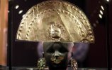 60. Головной убор. В центре диска изображено лицо с серьгами, головным убором и нагрудным щитом. Фото - Кирилл Лебедев 60. Головной убор. Культура Ламбайеке I. Серебро. 25,0 х 37,0 см. Поздний промежуточный период (900-1450 н.э.). Фото - Кирилл Лебедев