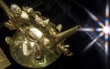 63. Фигурный сосуд. Ручка украшена тремя антропоморфными головами. У основания носиков припаяны звериные головы. Фото - Сергей Михеев 63. Фигурный сосуд. Ламбайеке I. Золото. 19,9 х 13,8 см. Поздний промежуточный период (900-1450 н.э.). Фото - Сергей Михеев