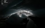 Перу. Уарас, Анкаш. 19 сентября. Ледяная пещера на переднем краю ледника Пасторури. (REUTERS/Mariana Bazo)